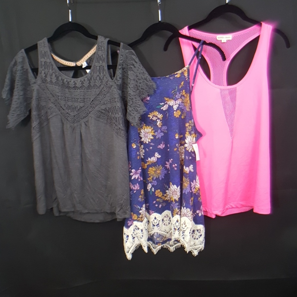 Medium top bundle NWOT